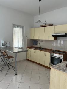 een keuken met een wastafel en een tafel. bij Villa Claudia Beach Apartment in Premantura