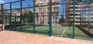 Tenis lub squash w obiekcie Playa de Oro con Parking lub w pobliżu