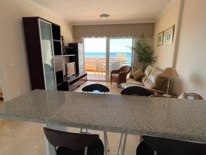 kuchnia i salon ze stołem i krzesłami w obiekcie Playa de Oro con Parking w mieście Calpe