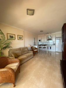 salon z kanapą i kuchnią w obiekcie Playa de Oro con Parking w mieście Calpe