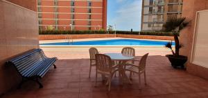 Basen w obiekcie Playa de Oro con Parking lub w pobliżu