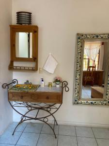 y baño con lavabo y espejo. en Cálida habitación a 10 min de Santo Domingo en Oaxaca de Juárez