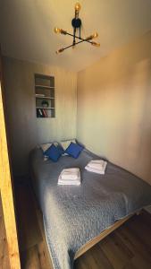 Cama ou camas em um quarto em Karmelowy Apartment