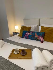 2 BD Apt in Koukaki 8’ away from Acropolis客房内的一张或多张床位
