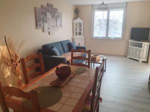 - un salon avec une table et un canapé dans l'établissement CHEZ PILOU, à Varennes-sur-Allier