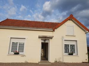 une maison blanche avec deux fenêtres et une porte dans l'établissement CHEZ PILOU, à Varennes-sur-Allier