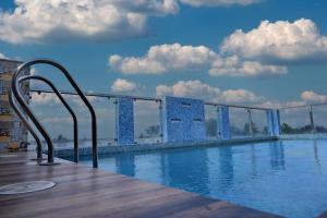 Bazén v ubytování Hotel Silver Land New Digha with Rooftop Pool nebo v jeho okolí