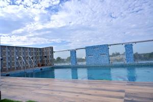 Bazén v ubytování Hotel Silver Land New Digha with Rooftop Pool nebo v jeho okolí