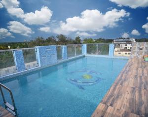 uma grande piscina no topo de um edifício em Hotel Silver Land New Digha em Digha