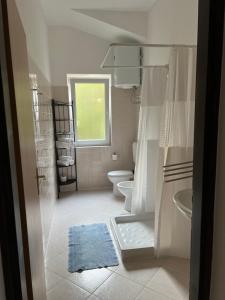 een badkamer met een toilet en een wastafel bij Villa Claudia Beach Apartment in Premantura