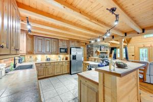 una grande cucina con armadietti in legno ed elettrodomestici in acciaio inossidabile di Scenic Blue Ridge Cabin Rental with Resort Amenities a Sapphire