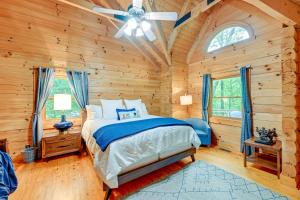 una camera con un letto in una baita di tronchi di Scenic Blue Ridge Cabin Rental with Resort Amenities a Sapphire Altre 29 foto