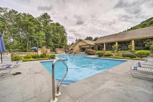 una piscina con sedie e un edificio di Scenic Blue Ridge Cabin Rental with Resort Amenities a Sapphire