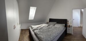 Schlafzimmer mit einem Bett, einem Spiegel und einem Fenster in der Unterkunft Lipno View Jenišov in Jenišov