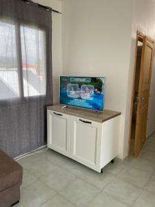 einen Flachbild-TV auf einem weißen Schrank in der Unterkunft Villa del Nonno in Mazara del Vallo