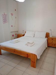 ein Schlafzimmer mit einem großen Bett mit weißer Bettwäsche in der Unterkunft Ukulele central apartment in Sami