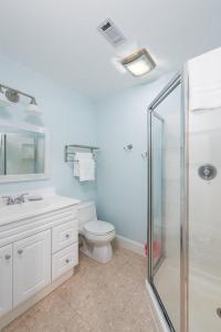 Un baño con inodoro, lavabo y ducha. en 13108 Pelican Watch Villa, en Seabrook Island 16 fotos más