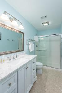 Un baño con lavabo, ducha e inodoro. en 13108 Pelican Watch Villa, en Seabrook Island