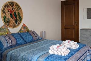 una camera da letto con un letto e due asciugamani di Villa Le Arcate zona Lago Maggiore a Cittiglio