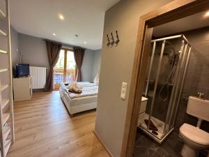 Koupelna v ubytování Haus Tirol + 37 fotografií