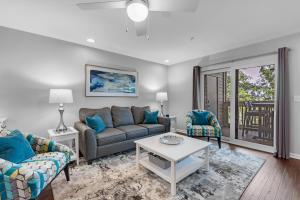 sala de estar con sofá y mesa en 2017 Marsh Walk Villa en Summerville