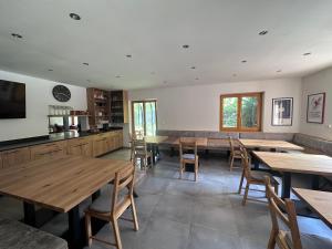 comedor con mesas y sillas de madera en Haus Tirol, en Leogang