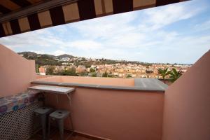 een balkon met uitzicht op de stad bij Suites Beach Nature by Alterhome in Vélez-Málaga