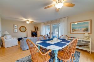 une salle à manger avec une table bleue et des chaises dans l'établissement 1807 Heron Pt, à Seabrook Island