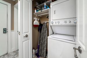 Un armario con un horno con una corbata dentro. en 1385 Pelican Watch Villa, en Seabrook Island