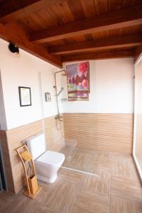 uma casa de banho com WC e uma pintura na parede em Suites Beach Nature by Alterhome em Vélez-Málaga