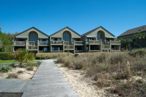 una casa grande en la playa con un paseo marítimo en 1385 Pelican Watch Villa, en Seabrook Island