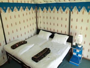 A bed or beds in a room at Gulmarg Meadows
