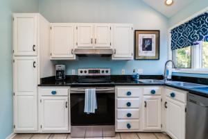 Η κουζίνα ή μικρή κουζίνα στο 1717 Shelter Cove Villa +18 φωτογραφίες
