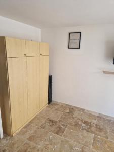 Cette chambre dispose d'une armoire en bois et de carrelage. dans l'établissement Le sunset, à Bandol