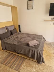 un lit avec une couverture marron dessus dans l'établissement Le sunset, à Bandol