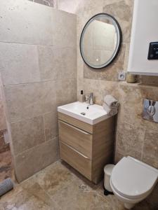 une salle de bains avec lavabo, toilettes et miroir dans l'établissement Le sunset, à Bandol