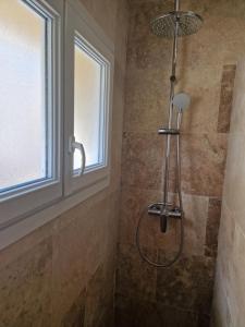 La salle de bains est pourvue d'une douche et d'une fenêtre. dans l'établissement Le sunset, à Bandol