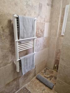 bagno con doccia e asciugamani appesi a una parete di Le sunset a Bandol