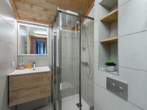 łazienka z prysznicem i umywalką w obiekcie Duplex Moderne à Méribel : Ski aux Pieds, Piscine et Spa Inclus - FR-1-566-55 w mieście Les Allues