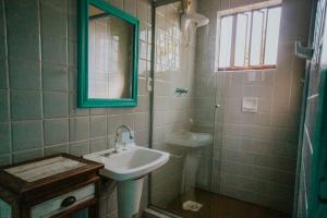 un bagno con lavandino e specchio di Pousada Casa da Paz a Gramado Altre 70 foto