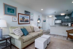 sala de estar con sofá y cocina en 2123 Bay Pointe Villa, en Seabrook Island