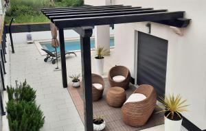 Bazén v ubytování Cozy Home In Peroj With Wifi nebo v jeho okolí