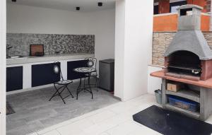 Kuchyň nebo kuchyňský kout v ubytování Cozy Home In Peroj With Wifi