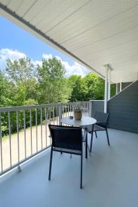 un patio con tavolo e sedie sul balcone. di Studio LIV203 by Gestion ELITE a Mont-Tremblant