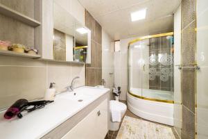 Un baño de Apartment with Panoramic City View in Kepez