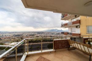 En balkon eller terrasse på Apartment with Panoramic City View in Kepez