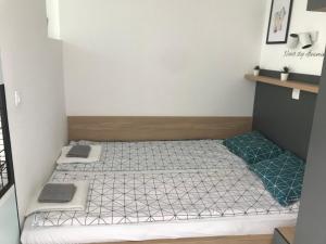 Un dormitorio con dos camas en una habitación. en Home Apartment LUNA 1, en Skopje
