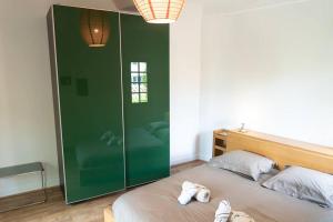 - une chambre avec un lit et 2 serviettes blanches dans l'établissement Spacieux T3 * centre ville * sans vis à vis, à Aix-en-Provence