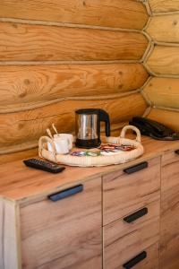 Příslušenství pro přípravu čaje a kávy v ubytování Bogolvar Retreat Resort