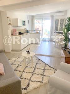 sala de estar con sofá y mesa en Studio proche mer et ville TOULON 2 pers, en Toulon
